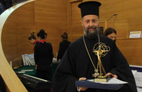 Ο Ιερέας Απόφοιτος Του Χάρβαρντ, Που Βοηθά Τα Άτομα Με Αναπηρία Στην Μητρόπολη Αλεξανδρουπόλεως