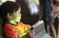 Έρευνα: Οι οθόνες βλάπτουν σοβαρά την ανάπτυξη των παιδιών