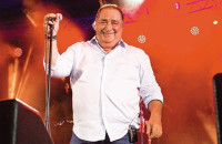 Ο Βασίλης Καρράς φτιάχνει καταφύγιο για άπορους καλλιτέχνες