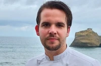 Γαλλία: Βραβευμένος σεφ απολύθηκε γιατί έκανε «εξευτελιστικό καψόνι» σε υπάλληλο – «Τον έδεσε γυμνό σε καρέκλα με μήλο στο στόμα»