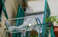 «Λατρεμένοι γείτονες» στο Βόλο: Της τράβηξε την κουβέρτα που τίναζε και παραλίγο να πέσει από τον 4ο όροφο