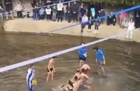 Θεοφάνεια στα Τρίκαλα: Τραβούσαν τον σταυρό για το ποιος θα τον πάρει