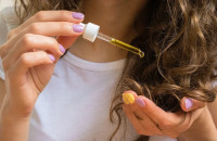 Είναι ασφαλές να αφήνετε τα καλλυντικά έλαια στα μαλλιά όλη τη νύχτα;