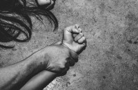 Φρίκη: Παρίστανε τον αστυνομικό και βίαζε εκδιδόμενες γυναίκες