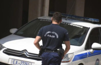 50χρονος έκανε στpıπτiζ σε κοινή θέα στο κέντρο της Λάρισας