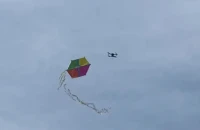 Καθαρά Δευτέρα: Παρέα στα Τρίκαλα σήκωσε χαρταετό με drone – Δείτε βίντεο