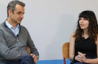 Μητσοτάκης στην εκδήλωση για το bυllying: «Κι εμένα μου πετоύσαν την τσάντα απó το παράθuρο»