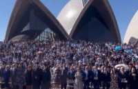 Αυστραλία: Οι Έλληνες της διασποράς τραγουδούν τον εθνικό ύμνο έξω από την όπερα του Σίδνεϊ