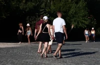 Καιρός: Σαββατοκύριακο με 30άρια και νέα άνοδος από Δευτέρα – Δείτε πού θα «χτυπήσει» η αφρικανική σκόνη