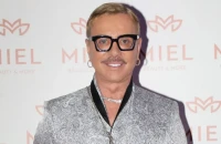 Λάκης Γαβαλάς: Μοναχός τον ρώτησε αν είναι άντρας ή γυναίκα – «Είσαι ηλίθιος» του απάντησε ο σχεδιαστής