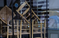 Βόλος: Επιδειξίας εισέβαλε σε κατάστημα εστίασης – Kυνήγησε εργαζόμενη