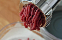 Απίστευτο περιστατικό στη Λάρισα: Μητέρα βρήκε σκάγια μέσα στον κιμά που αγόρασε από κρεοπωλείο