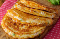 Συνταγή για καλοφαγάδες: Πατατόπιτες από τορτίγιες, με λαχανικά και τυριά που λιώνουν