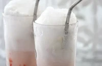 Soda ice cream με σιρόπι φράουλα