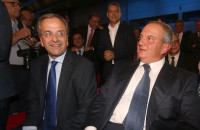 Με το βλέμμα στον Σαμαρά και τον Καραμανλή Πάρτι στη Ρηγίλλης για τα 50 χρόνια της Νέας Δημοκρατίας