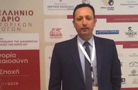 Σταύρος Αγγελάκης – led : Ορισμένους τους φτύνουν και αυτοί νομίζουν ότι ψιχαλίζει