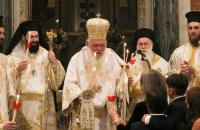 Ανάσταση: Με κατάνυξη και πλήθος πιστών το Χριστός Ανέστη από άκρη σ’ άκρη στην Ελλάδα