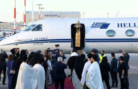 Με λαμπρότητα η άφιξη του Αγίου Φωτός στην Αθήνα – Ξεκίνησε το ταξίδι του για κάθε ναό της Ελλάδας