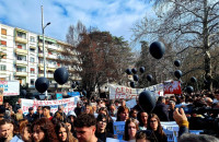 Η Πανελλήνια Ομοσπονδία Ενώσεων Συντακτών ζητά Δικαιοσύνη για τις μητέρες των Τεμπών