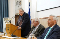 Στην παρουσίαση του βιβλίου του Βαληνάκη, με ομιλητή τον Βενιζέλο γαλάζιο το ακροατήριο λόγω Καραμανλή