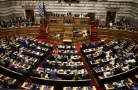 Στα δάχτυλα των χεριών οι βουλευτές που πήγαν να διαβάσουν τη δικογραφία για τα Τέμπη