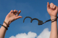 Οι Βουλευτές του ΚΚΕ ζητούν από την πολιτεία να καταργήσει τώρα τον νόμο για τον ΕΟΠΑΕ,