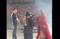 ΛΕΞ: Όταν η Χάρις Αλεξίου ανέβηκε στη σκηνή και τραγούδησαν το «Φύγε» με τον κόσμο να τους αποθεώνει