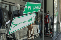 Λιανεμπόριο: Αντίστροφη μέτρηση για την έναρξη των θερινών εκπτώσεων – Οι προσδοκίες και οι «παγίδες»