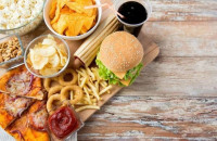 Απίστευτο: Τι προκαλεί ένα φορτωμένο με λιπαρά γεύμα μέσα σε μόλις 4 ώρες