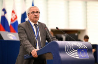 Τροπολογία Μανιάτη για προστασία καταναλωτών και αγροτών