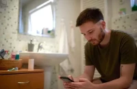 Ο κίνδυνος υγείας που απειλεί όλο και συχνότερα όσους πηγαίνουν τουαλέτα με το κινητό τους