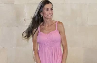 Η βασίλισσα Λετίσια συνδύασε flat εσπαντρίγιες σε boho στυλ και ροζ φόρεμα