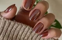 Rum Raisin Νύχια: Η απόχρωση που αντλεί έμπνευση από τα ’90s και τη grunge αισθητική