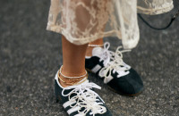 Τα πιο δημοφιλή sneakers του φθινοπώρου σύμφωνα με το street style των Εβδομάδων Μόδας