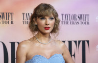 Taylor Swift: Αποχωρίστηκε το iconic κόκκινο κραγιόν και η νέα απόχρωση της ταιριάζει πολύ
