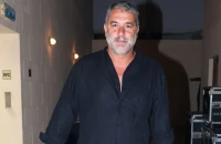 Στο Τμήμα ο Βασίλης Μπισμπίκης μετά τις ζημιές σε 10 αυτοκίνητα στη Φιλοθέη