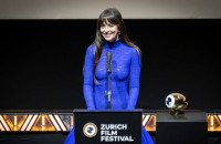 «A Tree Is Blue»: Η Ντακότα Τζόνσον στη σκηνοθετική καρέκλα