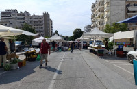 Μαθήτριες και μαθητές του 5ου Γυμνασίου στη λαϊκή αγορά Σερρών για να ενισχύσουν την Κοινωνική κουζίνα του Δήμου Σερρών