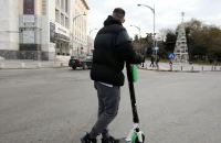 Θεσσαλονίκη: Ελεύθερος με επιτήρηση ο 13χρονος που άρπαξε πατίνι από νεαρό απειλώντας τον με μαχαίρι