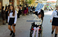 Συγκινητική στιγμή – Η πρώτη παρέλαση της μικρής Αλεξίας μετά τον τραυματισμό της από αδέσποτη σφαίρα