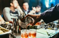 Θεσσαλονίκη: Δύο συλλήψεις εργαζομένων σε μπαρ - Επέτρεψαν σε 16χρονες να πιούνε αλκοόλ