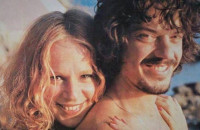 H πpοκλnτική φωτογράφιση της Αλίκης Βουγιουκλάκη με τον Βλάσση Μπονάτσο