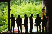 Ανήλικοι κουκουλοφόροι ξυλοκόπησαν 15χρονο σε σχολείο στον Άλιμο - Συνελήφθη 17χρονος