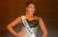 Σάλος στη Φινλανδία μετά τη «ρατσιστική» χειρονομία της Miss Finland, της πήραν τον τίτλο