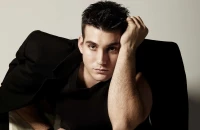 Γιώργος Κακοσαίος: Μιλά για την πίστη στον Θεό, τη σχέση με τη μητέρα του & την... Eurovision!