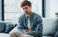 Ποιο πρόβλημα του παχέος εντέρου κρύβει ο επίμονος πόνος στην κοιλιά – Ο γαστρεντερολόγος απαντά