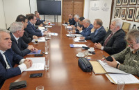 Η κυβέρνηση δίνει τη “χαριστική βολή” στην αυτοδιοίκηση με συνοδοιπόρο τη νεοδημοκρατική ηγεσία της ΚΕΔΕ