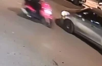 Τροχαίο στον Κολωνό: Η στιγμή που μεθυσμένη οδηγός μηχανής συγκρούεται με δύο αυτοκίνητα και μία μοτοσικλέτα