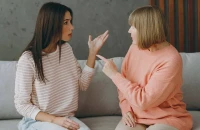 Τοξικοί συγγενείς: 5 τρόποι να προστατευτείτε χωρίς να τους κλείσετε την πόρτα