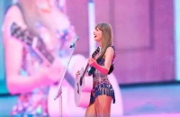 Τέιλορ Σουίφτ: Το αστρονομικό ποσό που έδωσε σαν μπόνους στους συνεργάτες της - Ξέσπασαν σε κλάματα